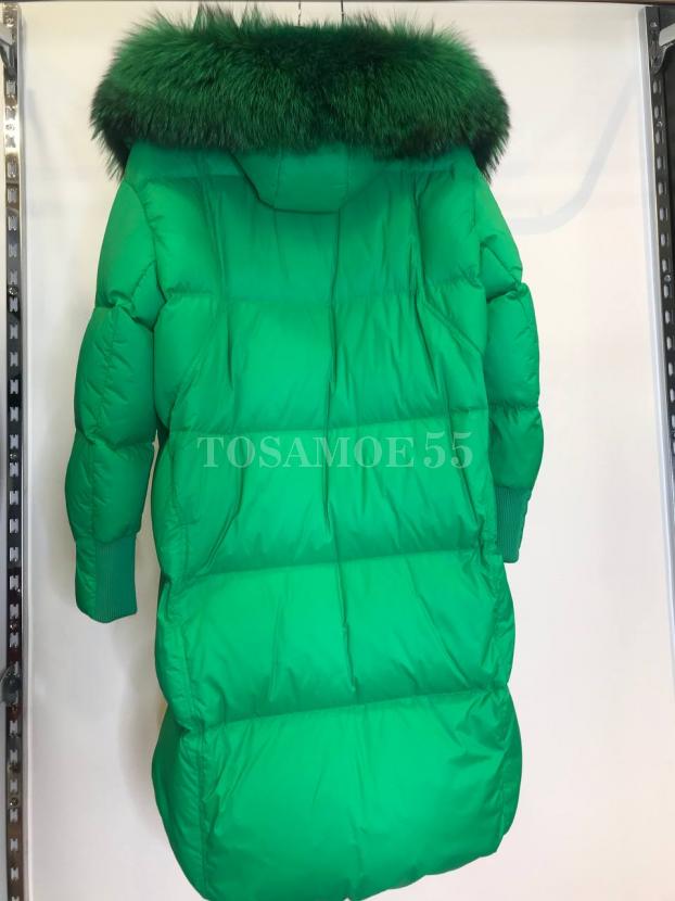 Светло-зеленый длинный пуховик с мехом енота фото №2
