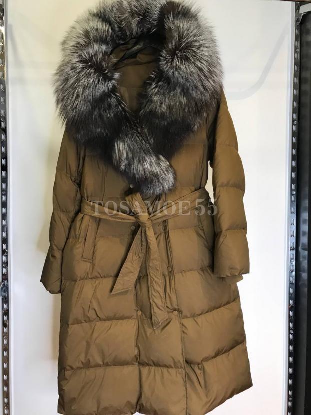 Длинный пуховик цвета хаки с чернобуркой фото №1