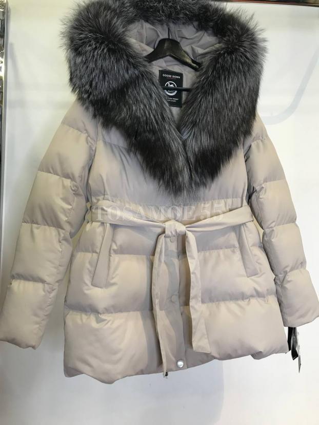 Светло-серый короткий пуховик с чернобуркой фото №1