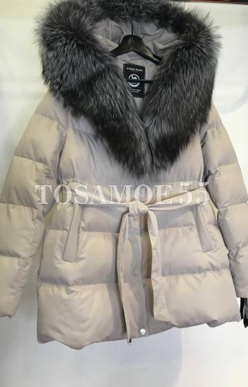 Светло-серый короткий пуховик с чернобуркой